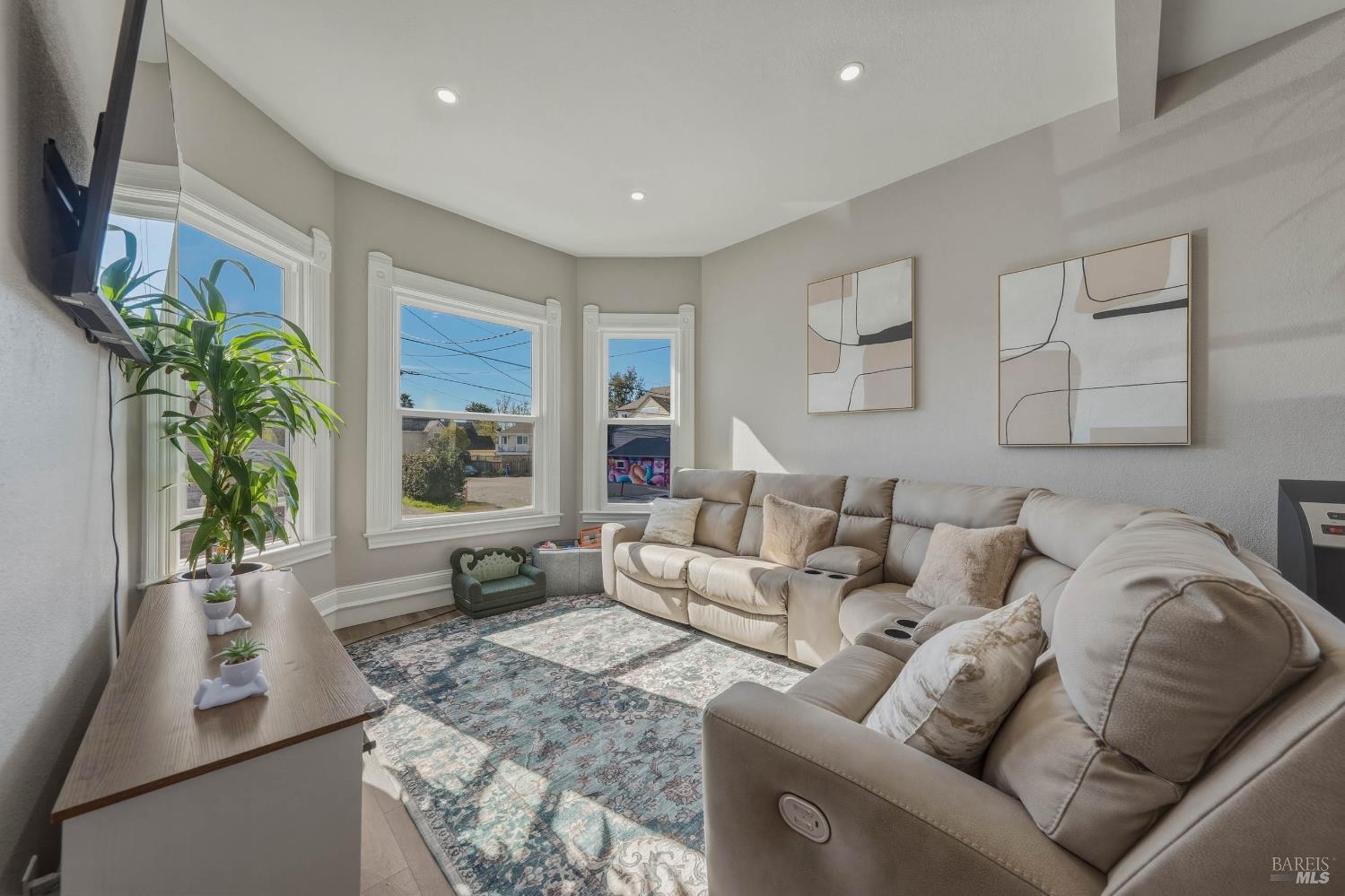 Detail Gallery Image 6 of 33 For 107 Sebastopol Ave, Santa Rosa,  CA 95407 - 4 Beds | 3/1 Baths