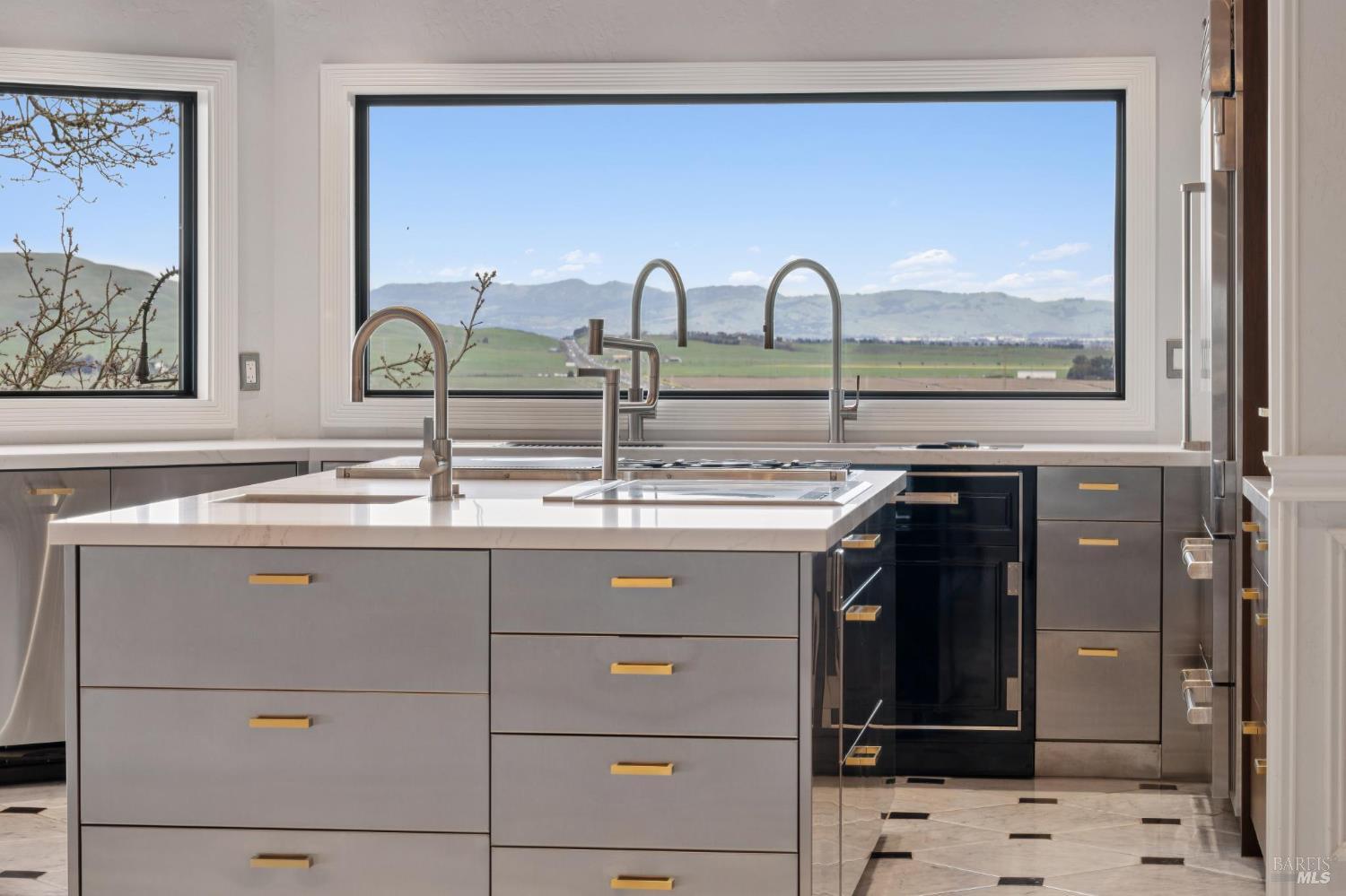 Detail Gallery Image 18 of 66 For 160 Crest Rd, Novato,  CA 94945 - 3 Beds | 3/2 Baths