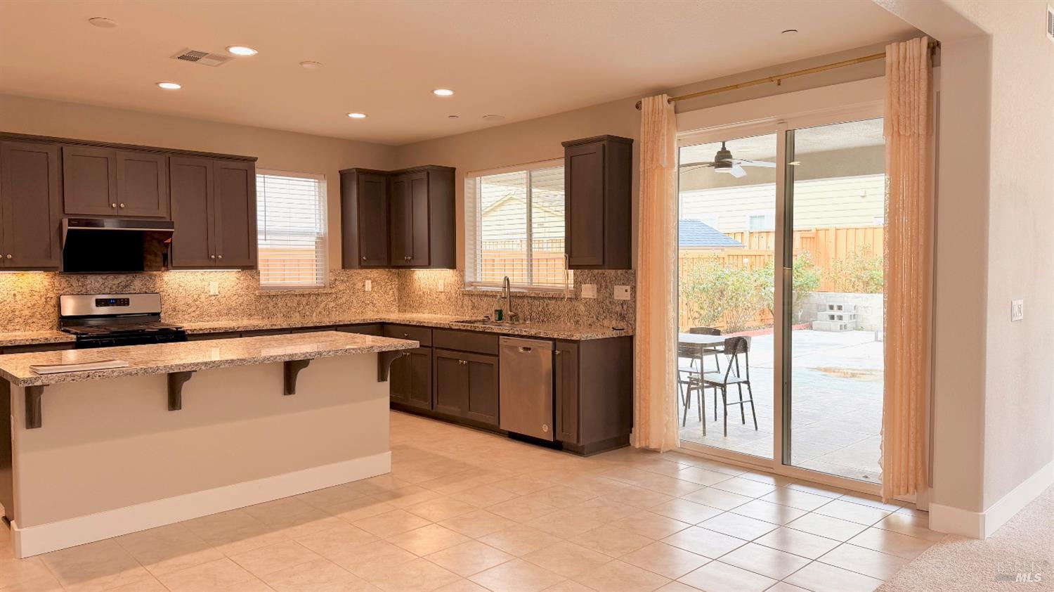 Detail Gallery Image 12 of 49 For 1548 Nightfall Ln, Fairfield,  CA 94533 - 5 Beds | 4 Baths