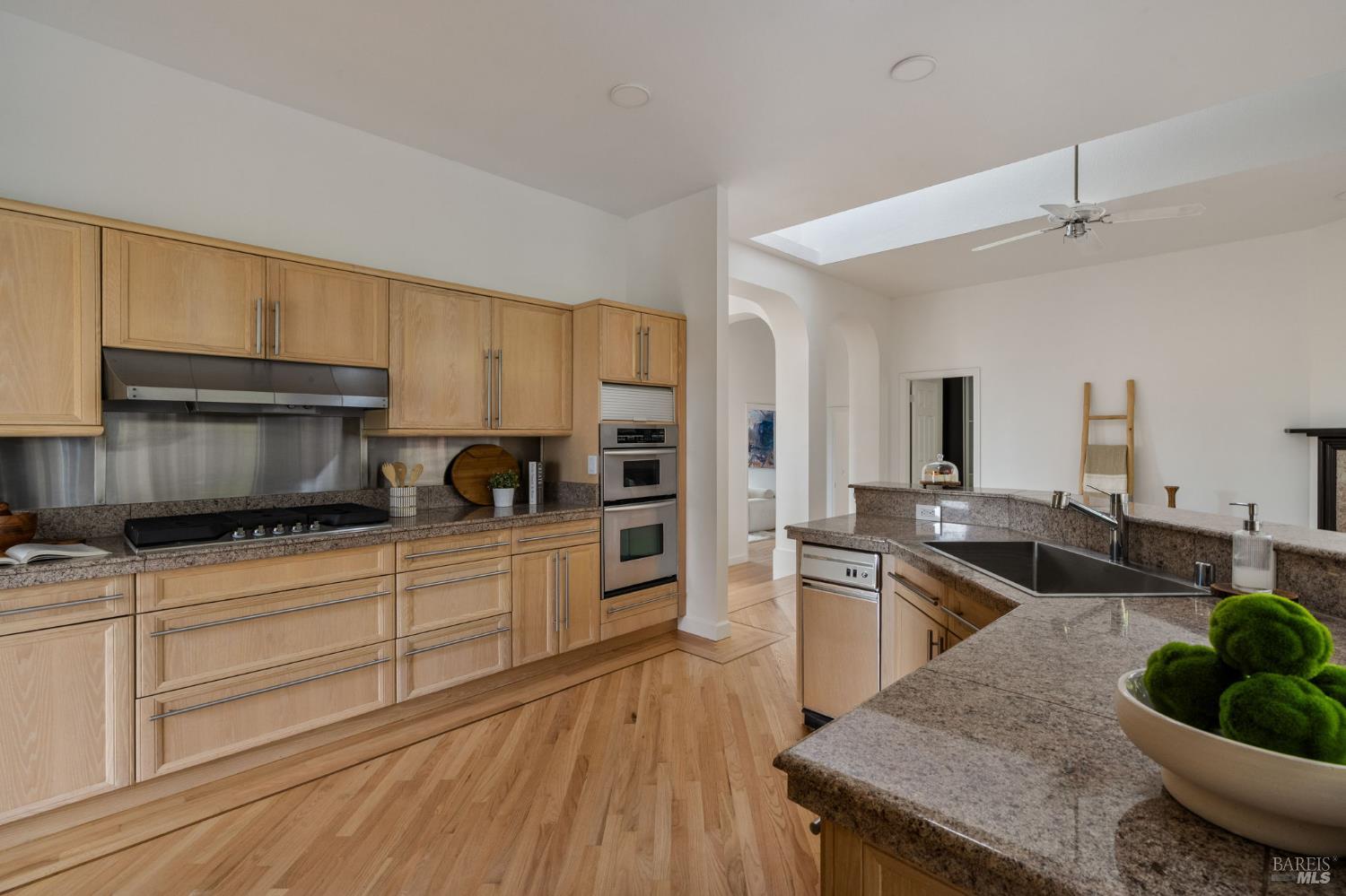 Detail Gallery Image 11 of 48 For 174 Main Dr, San Rafael,  CA 94901 - 5 Beds | 2/2 Baths