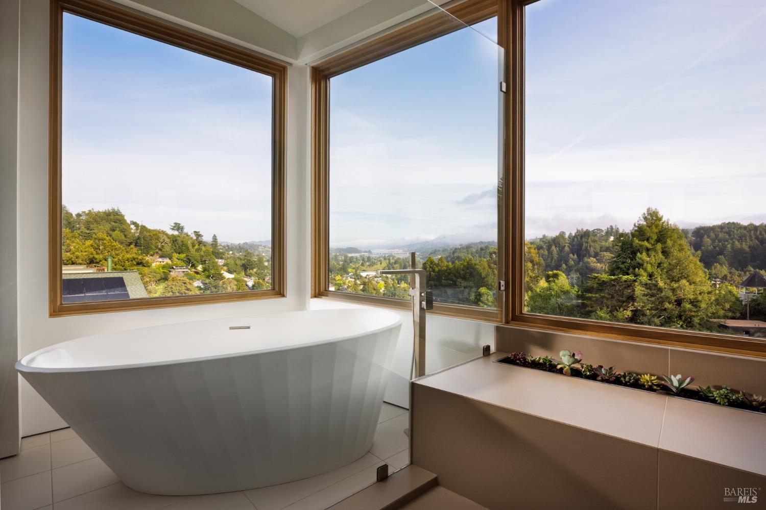 Detail Gallery Image 21 of 43 For 2 Upper Alcatraz Pl, Mill Valley,  CA 94941 - 5 Beds | 5/1 Baths