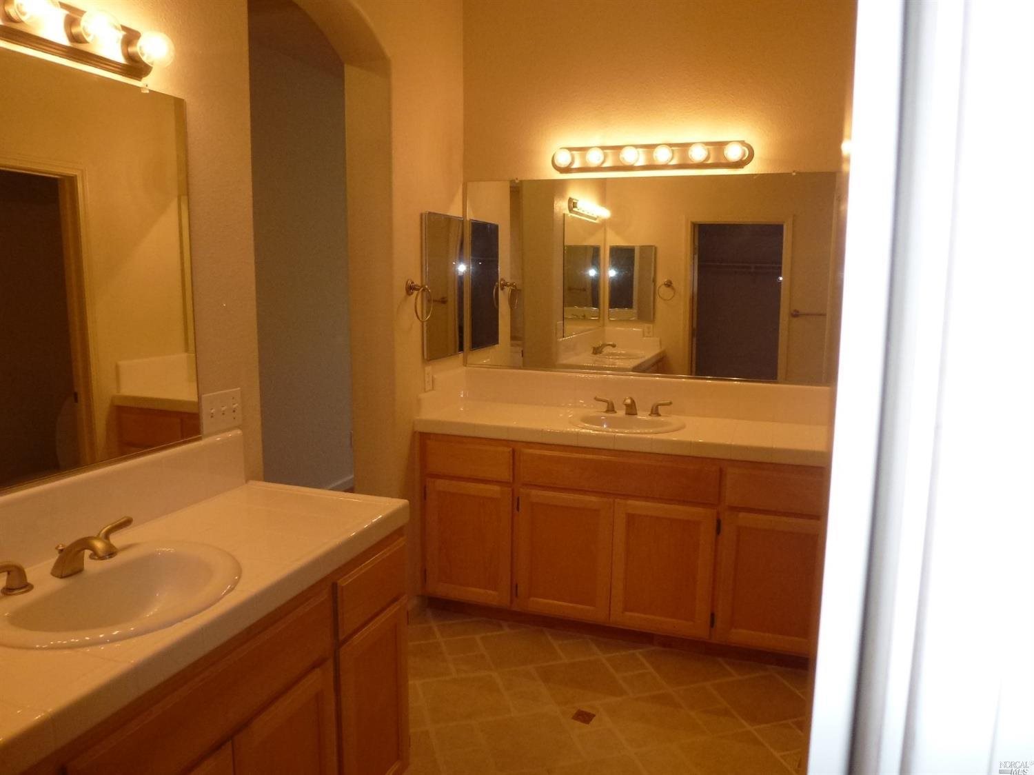 Detail Gallery Image 5 of 11 For 3273 Inwood Pl, Fairfield,  CA 94534 - 2 Beds | 2 Baths