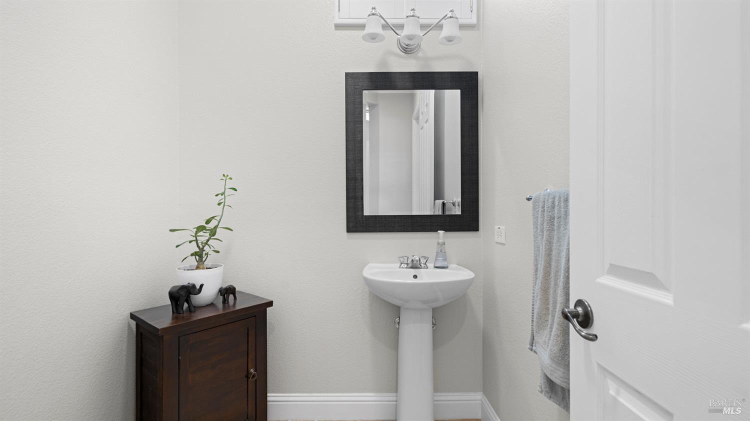 Detail Gallery Image 5 of 62 For 1803 Sanger Peak Way, Antioch,  CA 94531 - 4 Beds | 2/1 Baths