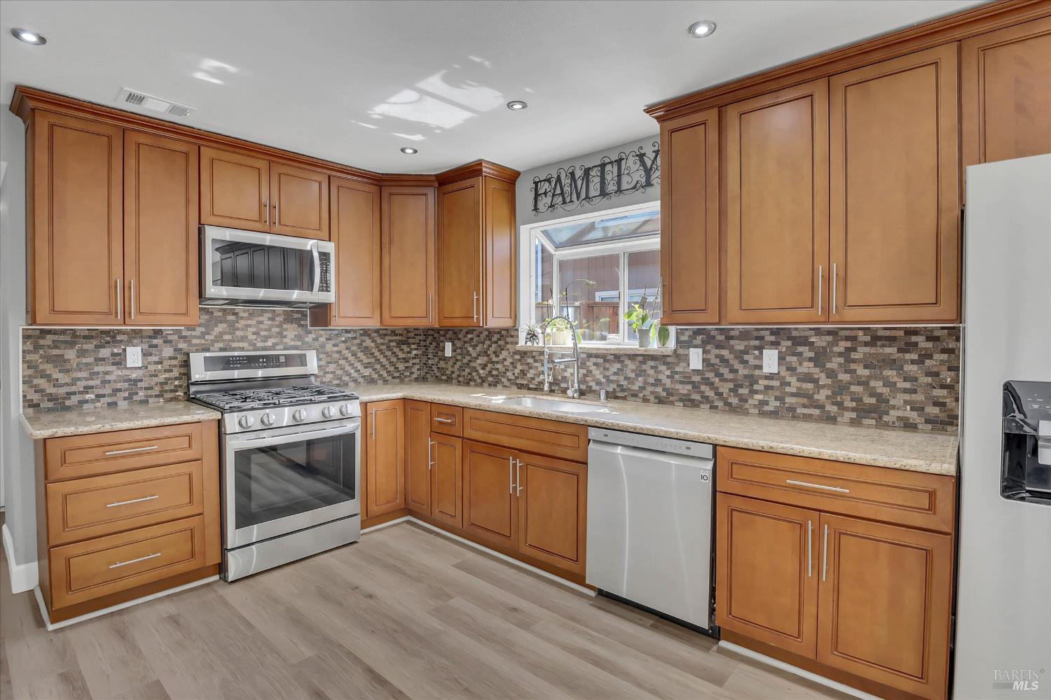 Detail Gallery Image 10 of 49 For 633 Country Ln, Oakley,  CA 94561 - 4 Beds | 2/1 Baths