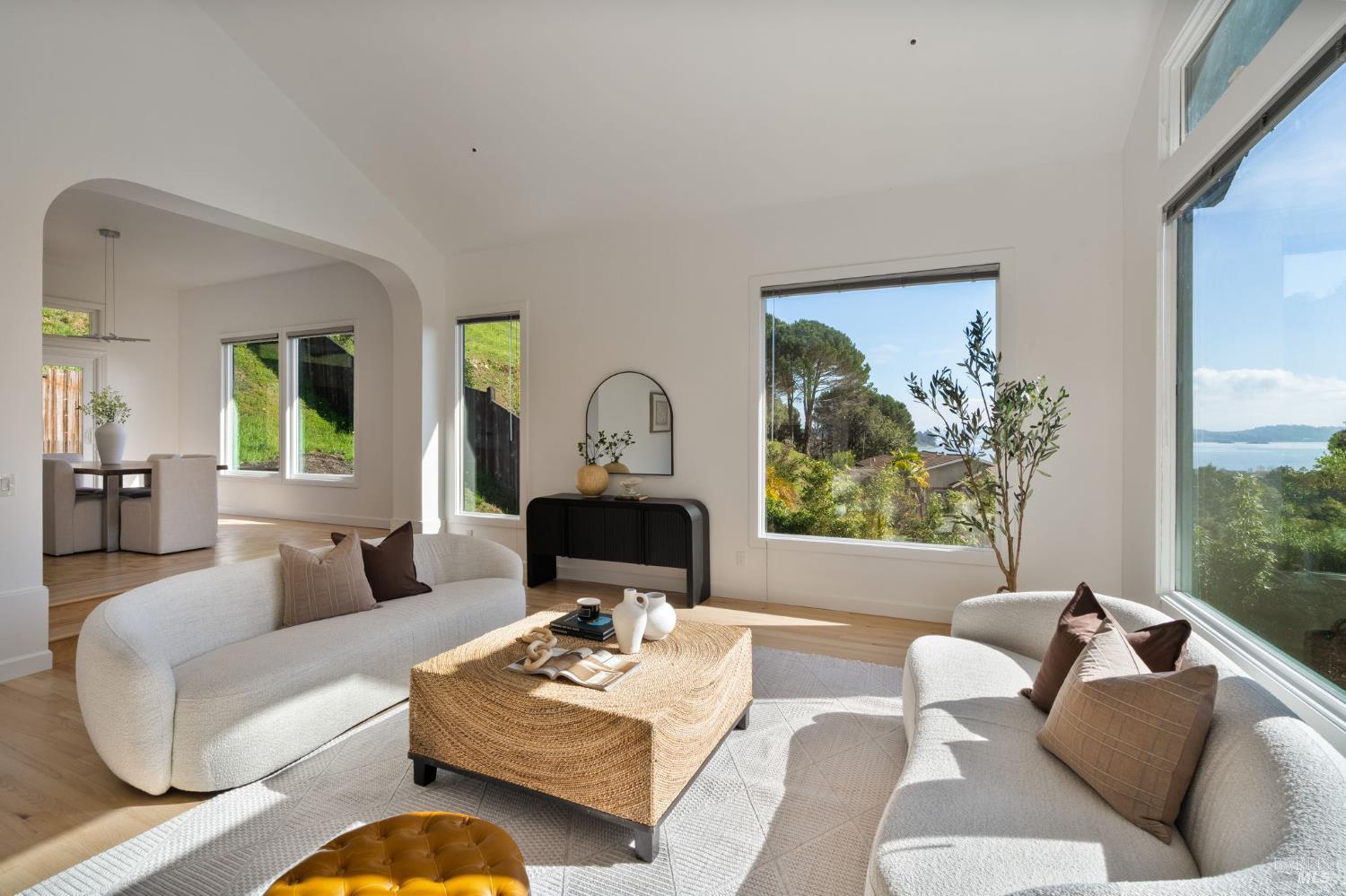 Detail Gallery Image 4 of 48 For 174 Main Dr, San Rafael,  CA 94901 - 5 Beds | 2/2 Baths