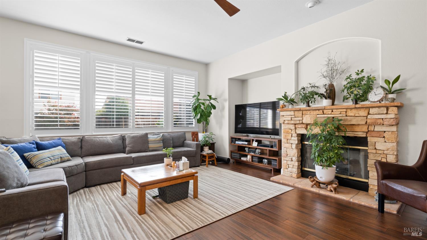 Detail Gallery Image 12 of 62 For 1803 Sanger Peak Way, Antioch,  CA 94531 - 4 Beds | 2/1 Baths