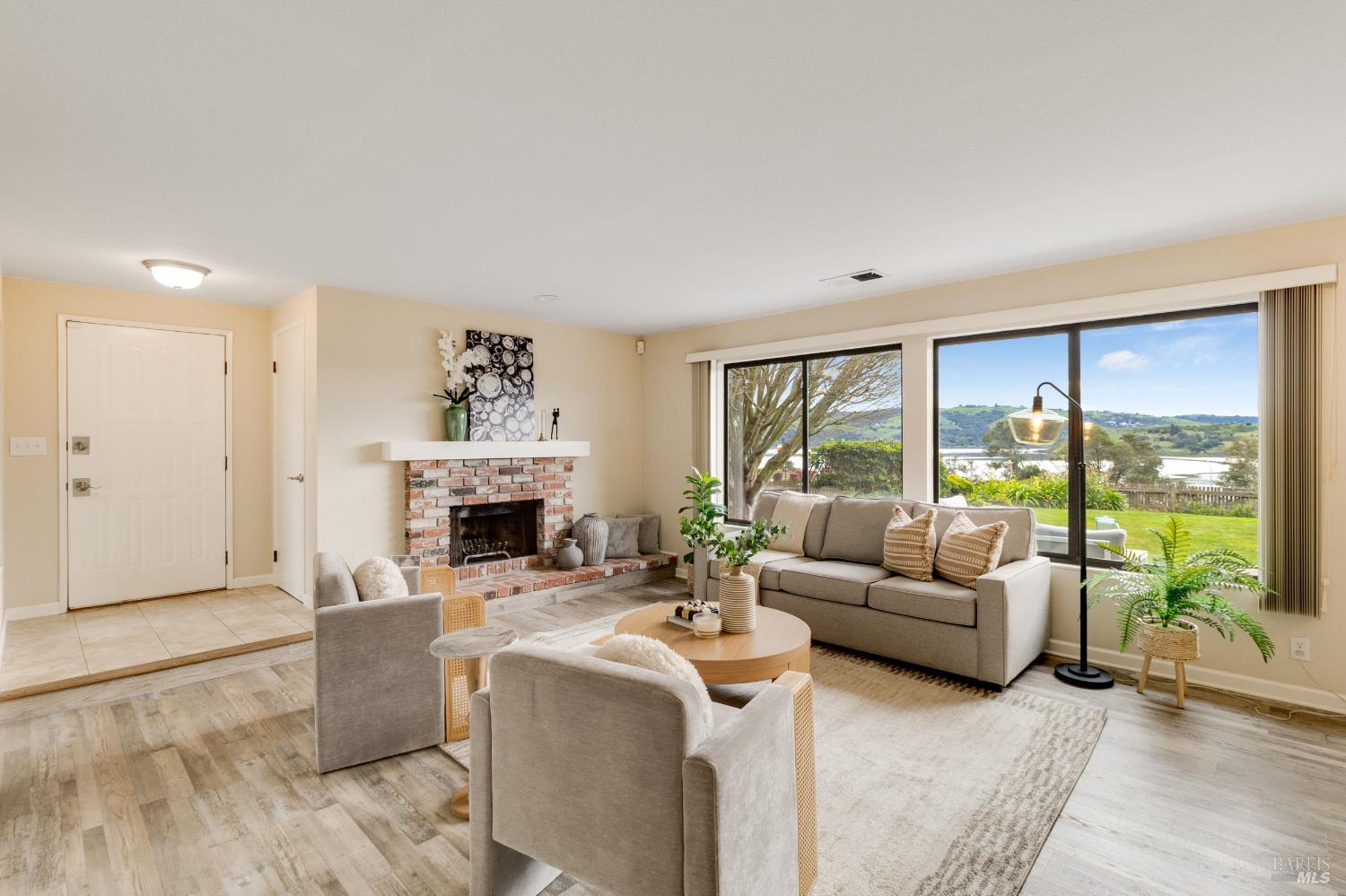 Detail Gallery Image 4 of 48 For 1474 London Cir, Benicia,  CA 94510 - 2 Beds | 2 Baths