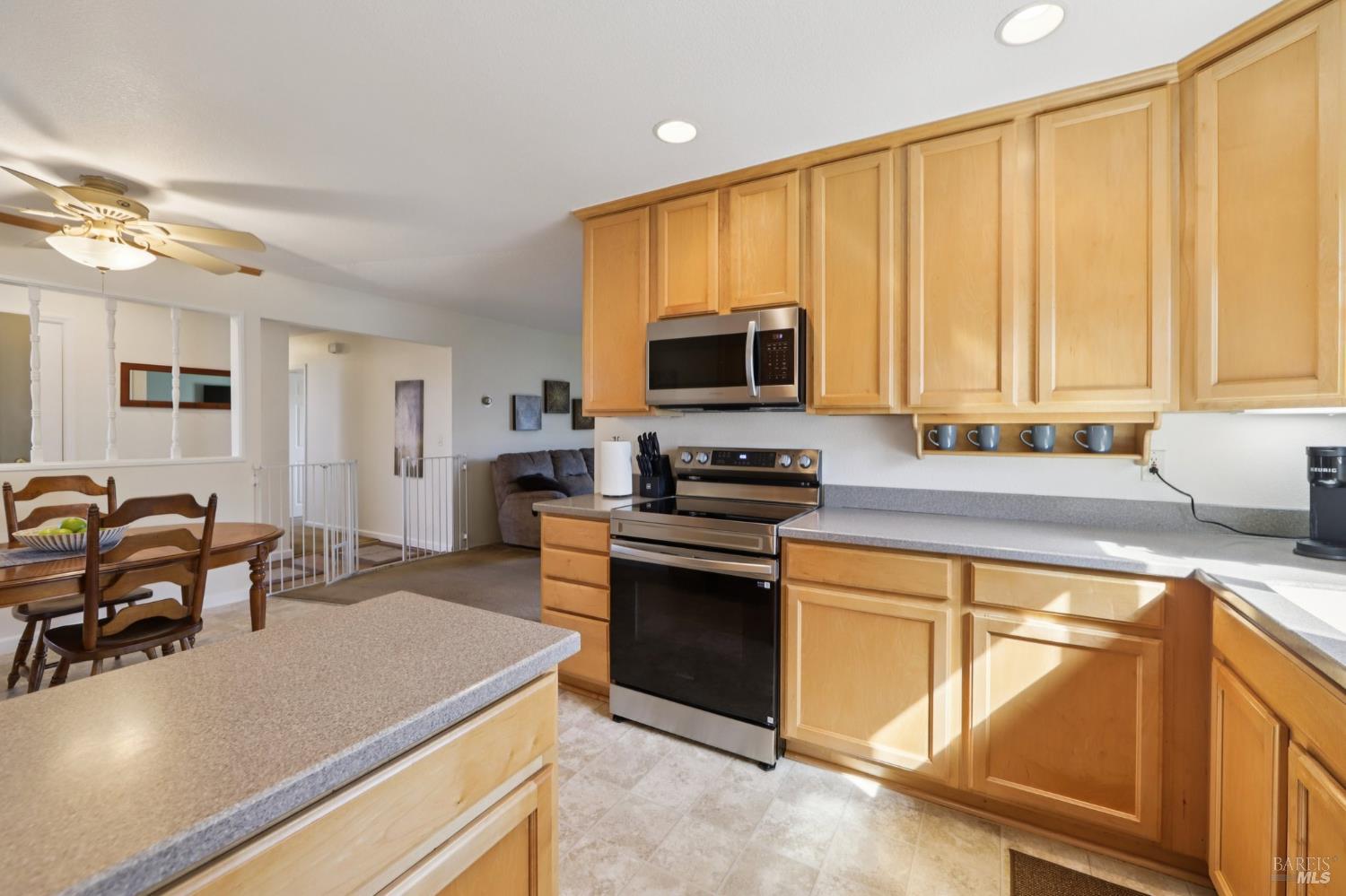 Detail Gallery Image 10 of 27 For 7070 Almond St, Rohnert Park,  CA 94928 - 3 Beds | 2 Baths