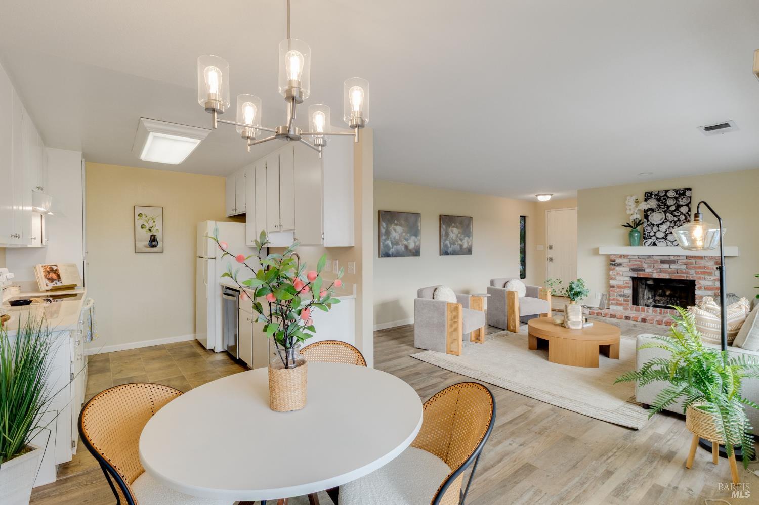 Detail Gallery Image 11 of 48 For 1474 London Cir, Benicia,  CA 94510 - 2 Beds | 2 Baths