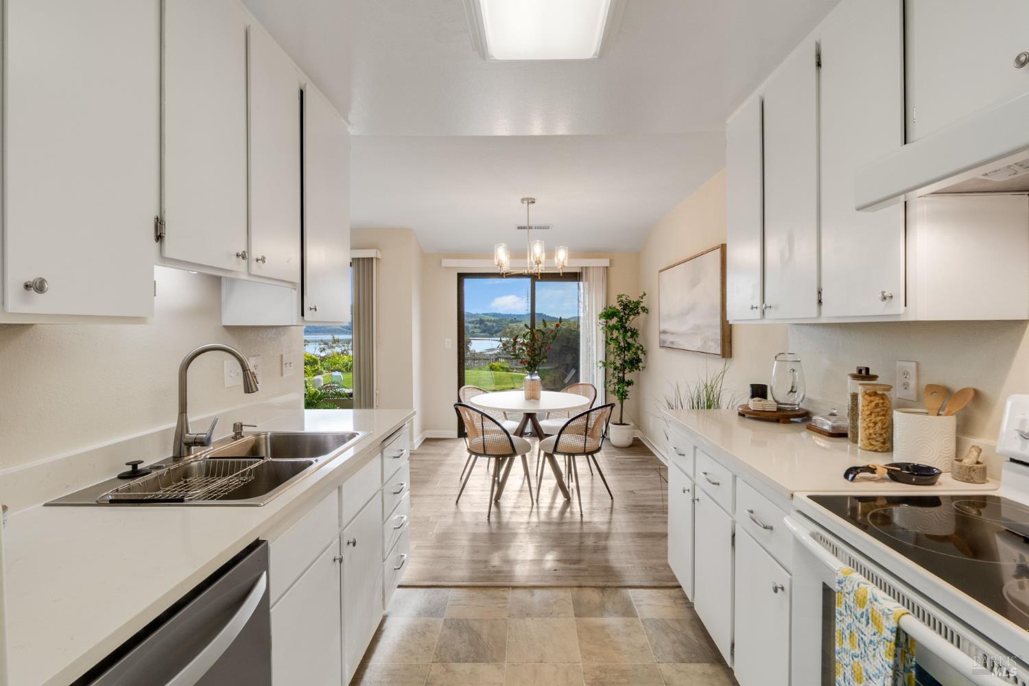 Detail Gallery Image 16 of 48 For 1474 London Cir, Benicia,  CA 94510 - 2 Beds | 2 Baths