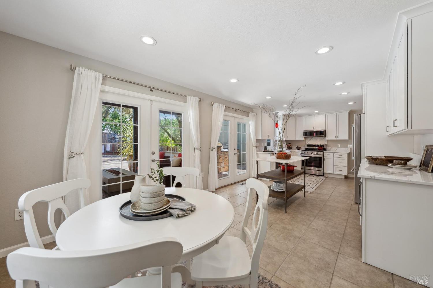 Detail Gallery Image 11 of 43 For 4880 Warm Springs Rd, Glen Ellen,  CA 95442 - 5 Beds | 3/1 Baths