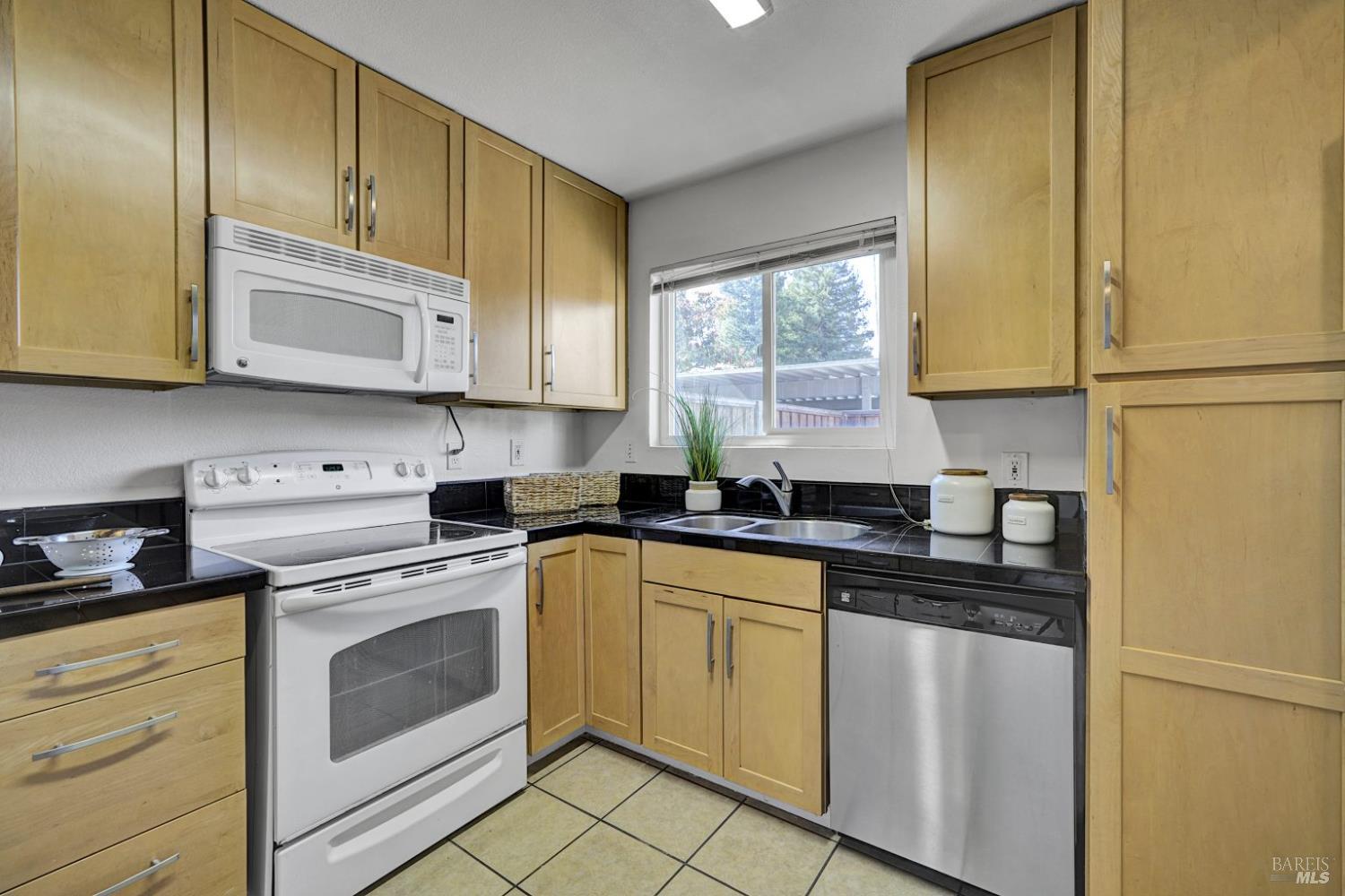 Detail Gallery Image 6 of 33 For 735 Racquet Club Cir, Rohnert Park,  CA 94928 - 2 Beds | 1/1 Baths