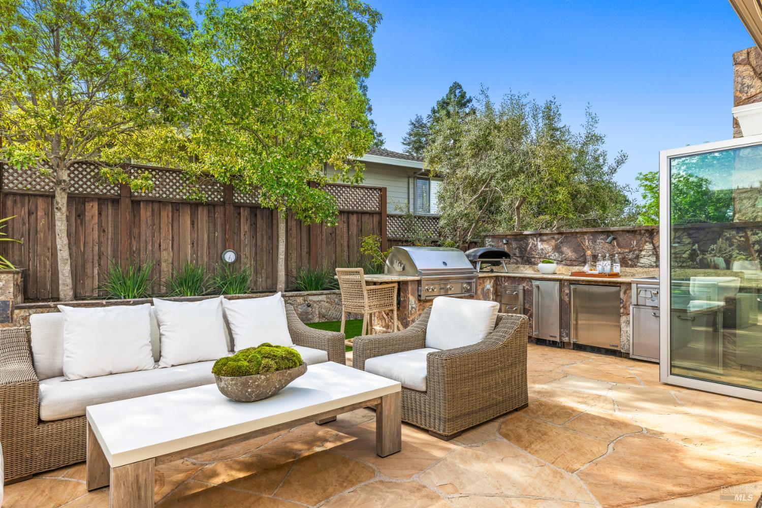 Detail Gallery Image 17 of 55 For 34 Southridge Dr, Tiburon,  CA 94920 - 4 Beds | 3/1 Baths