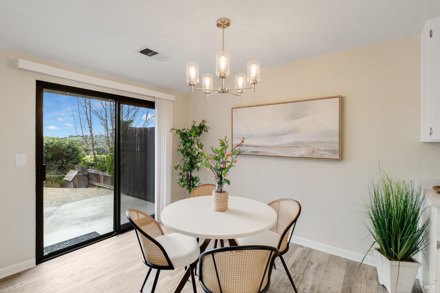 Detail Gallery Image 10 of 48 For 1474 London Cir, Benicia,  CA 94510 - 2 Beds | 2 Baths