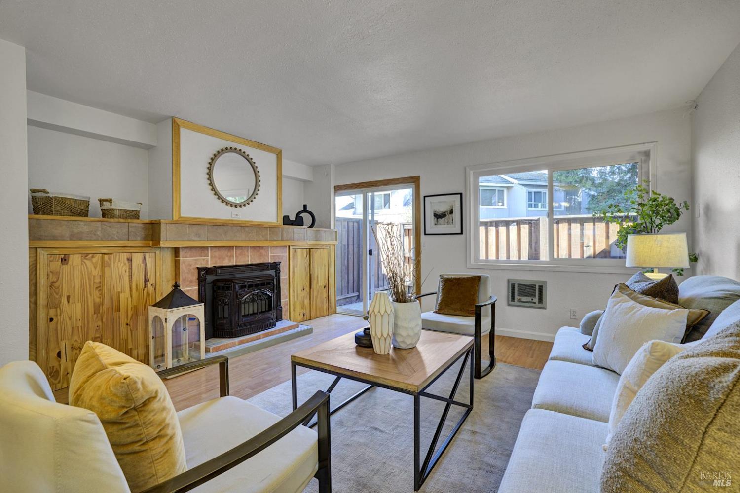 Detail Gallery Image 11 of 33 For 735 Racquet Club Cir, Rohnert Park,  CA 94928 - 2 Beds | 1/1 Baths