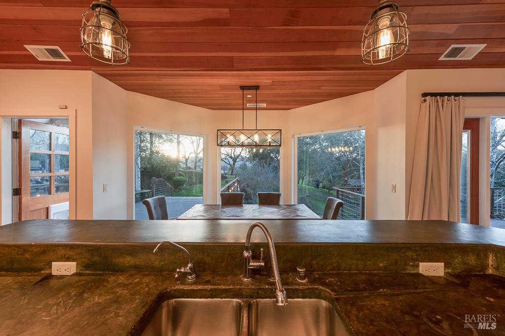 Detail Gallery Image 11 of 39 For 801 Samantha Ct, Healdsburg,  CA 95448 - 5 Beds | 4 Baths