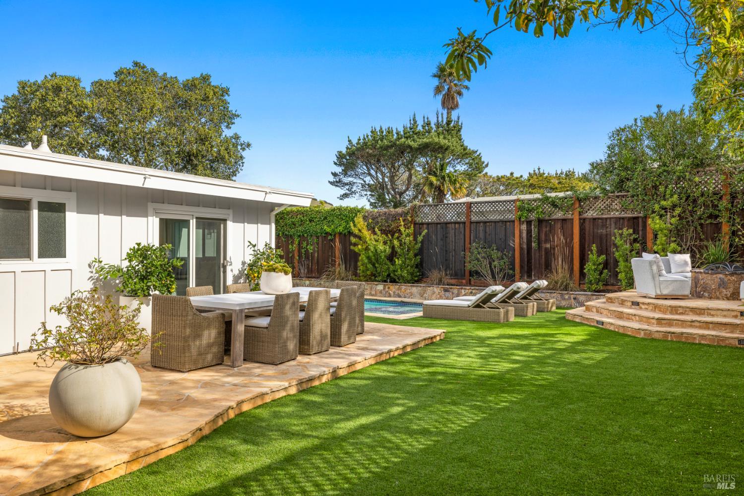 Detail Gallery Image 22 of 55 For 34 Southridge Dr, Tiburon,  CA 94920 - 4 Beds | 3/1 Baths