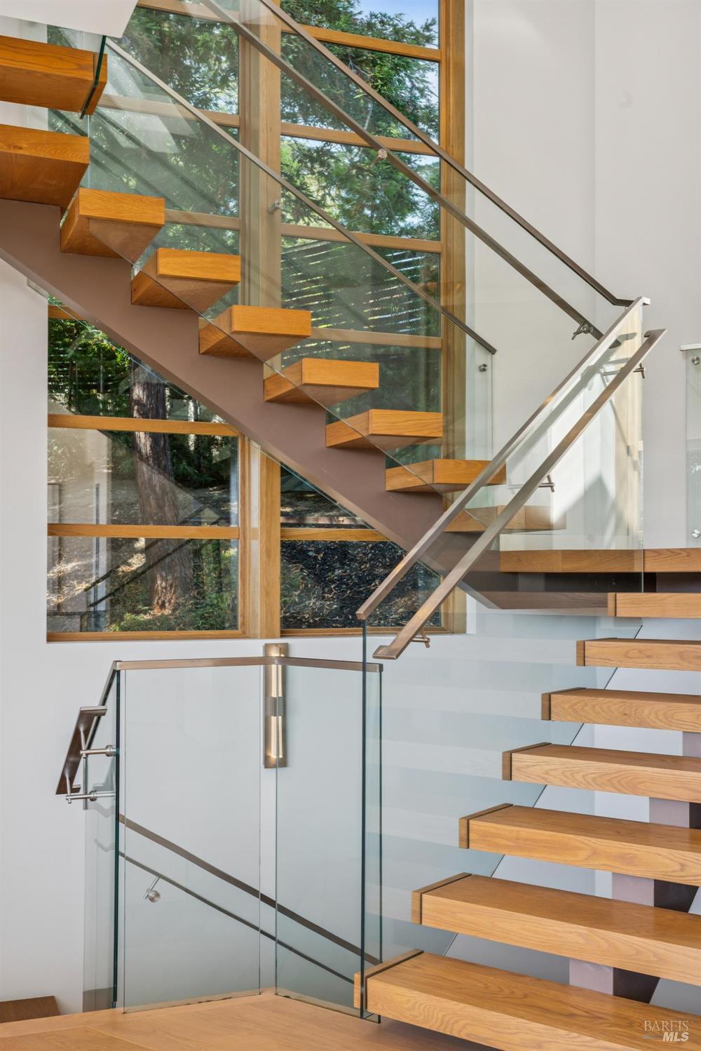 Detail Gallery Image 17 of 43 For 2 Upper Alcatraz Pl, Mill Valley,  CA 94941 - 5 Beds | 5/1 Baths