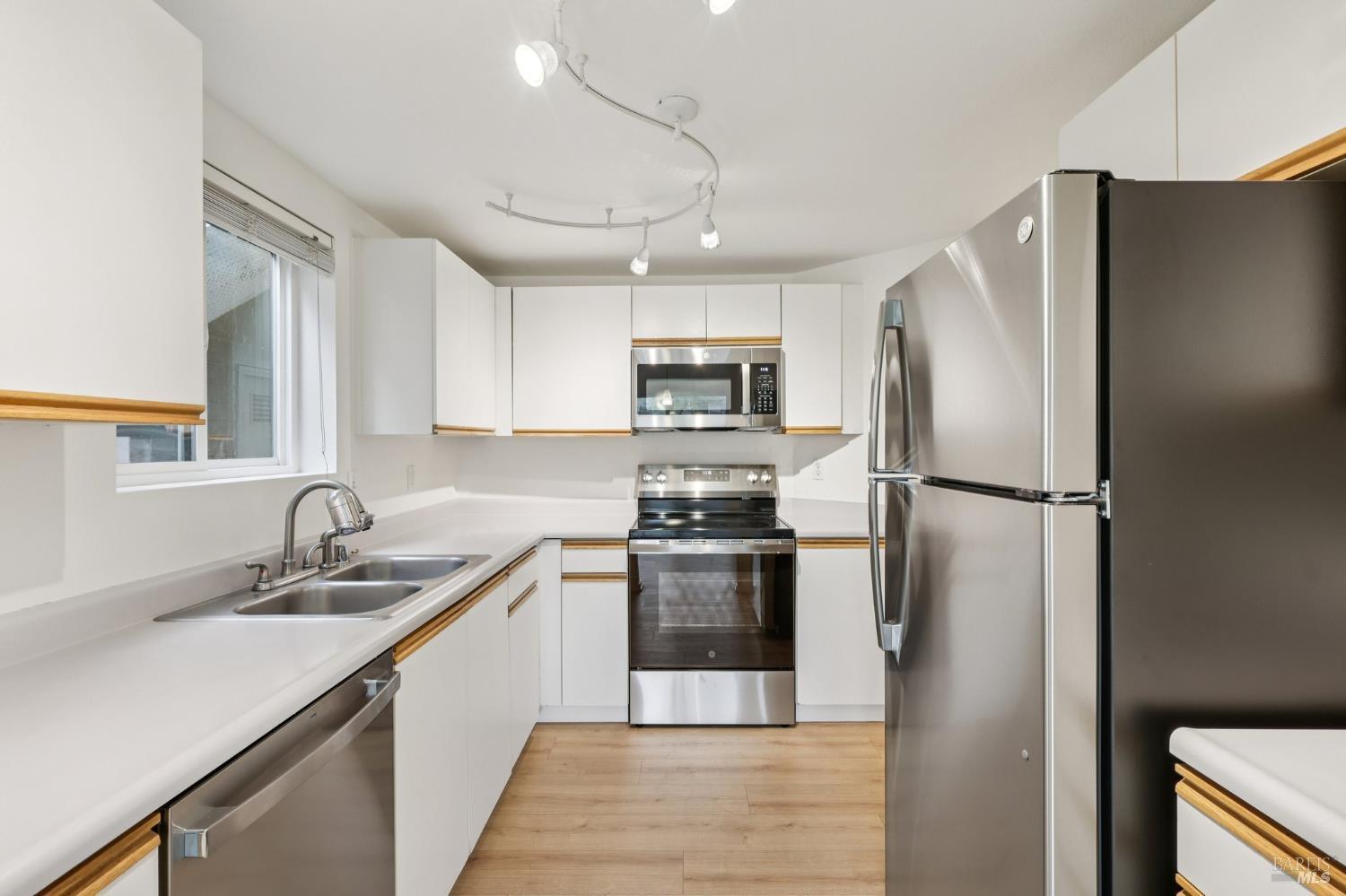 Detail Gallery Image 7 of 23 For 589 Mission Blvd, Santa Rosa,  CA 95409 - 2 Beds | 2 Baths