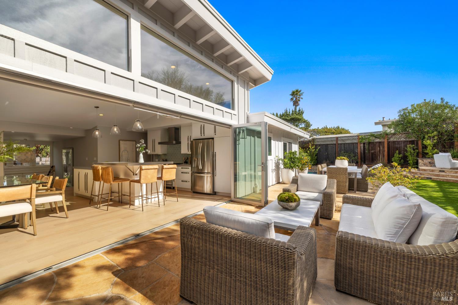 Detail Gallery Image 19 of 55 For 34 Southridge Dr, Tiburon,  CA 94920 - 4 Beds | 3/1 Baths