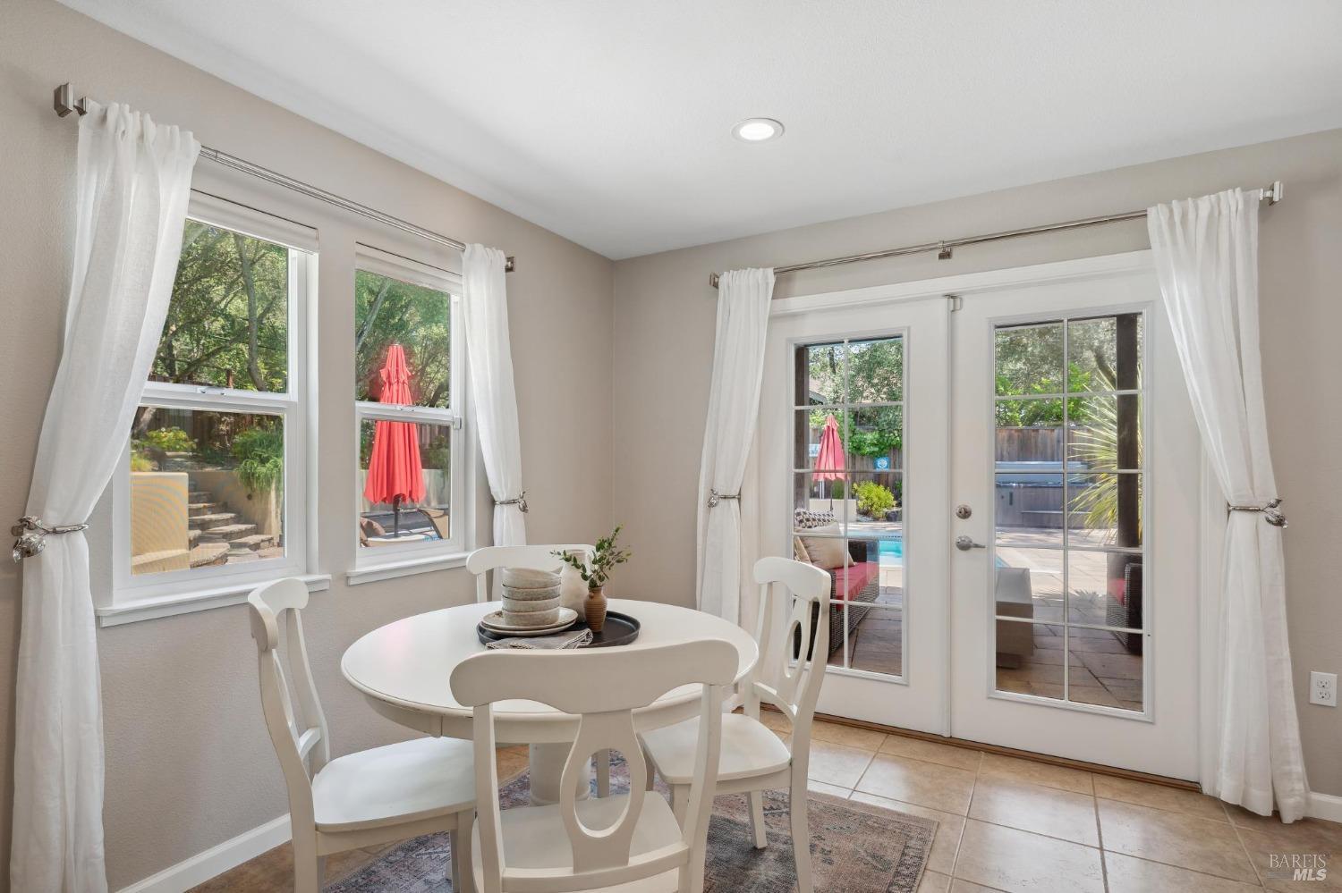 Detail Gallery Image 8 of 43 For 4880 Warm Springs Rd, Glen Ellen,  CA 95442 - 5 Beds | 3/1 Baths