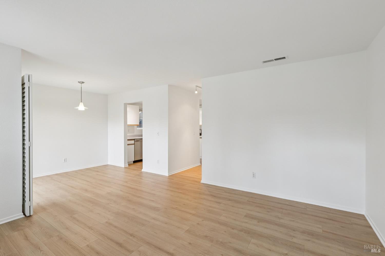 Detail Gallery Image 4 of 23 For 589 Mission Blvd, Santa Rosa,  CA 95409 - 2 Beds | 2 Baths