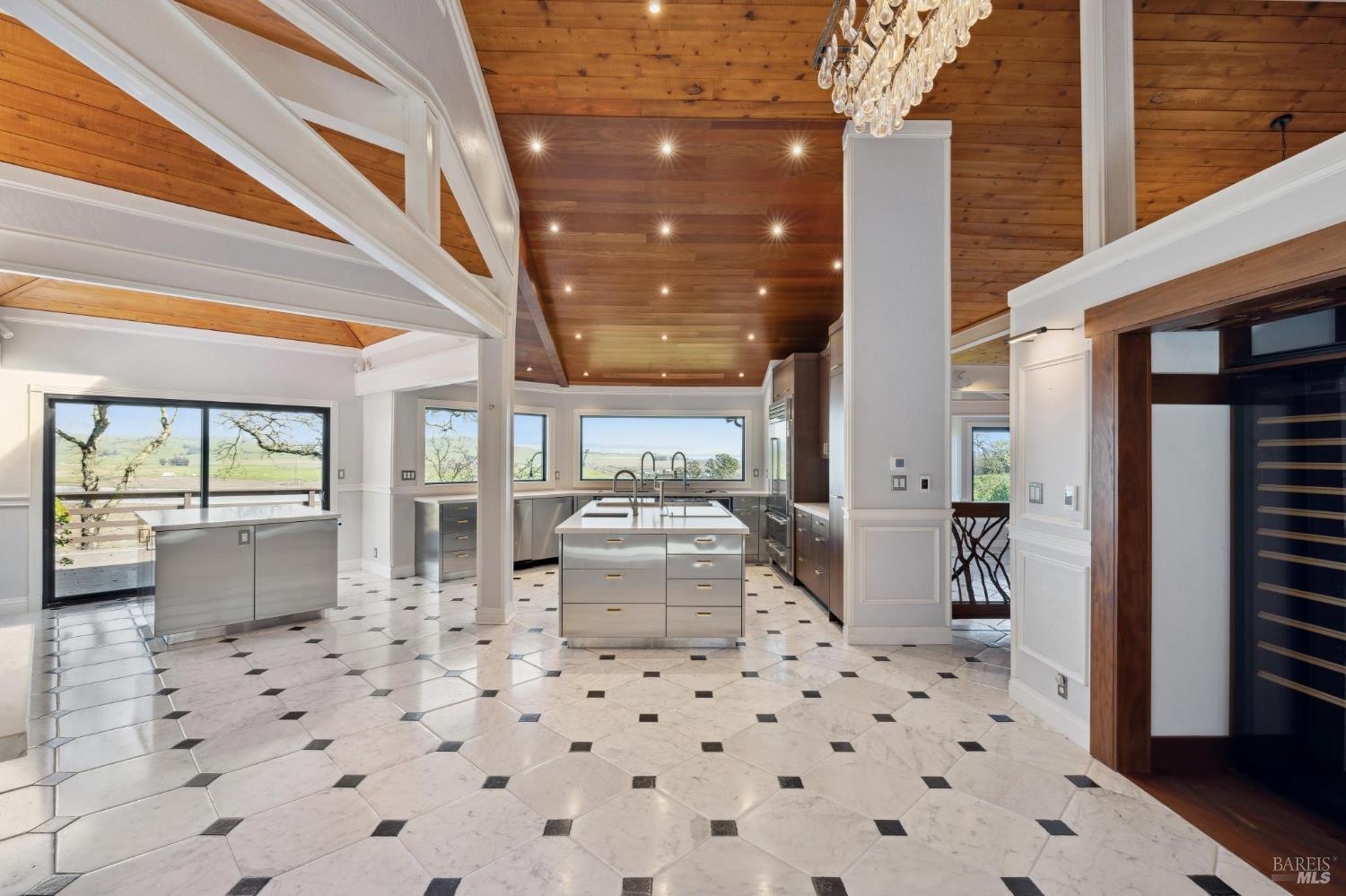 Detail Gallery Image 14 of 66 For 160 Crest Rd, Novato,  CA 94945 - 3 Beds | 3/2 Baths