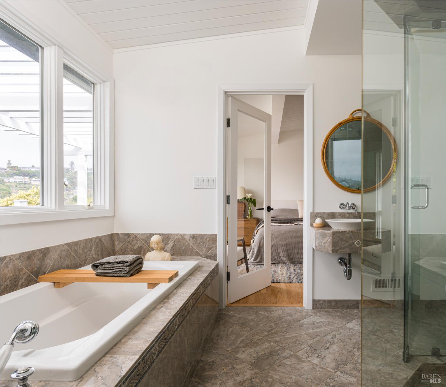 Detail Gallery Image 11 of 22 For 641 Hilary Dr, Tiburon,  CA 94920 - 4 Beds | 2/1 Baths