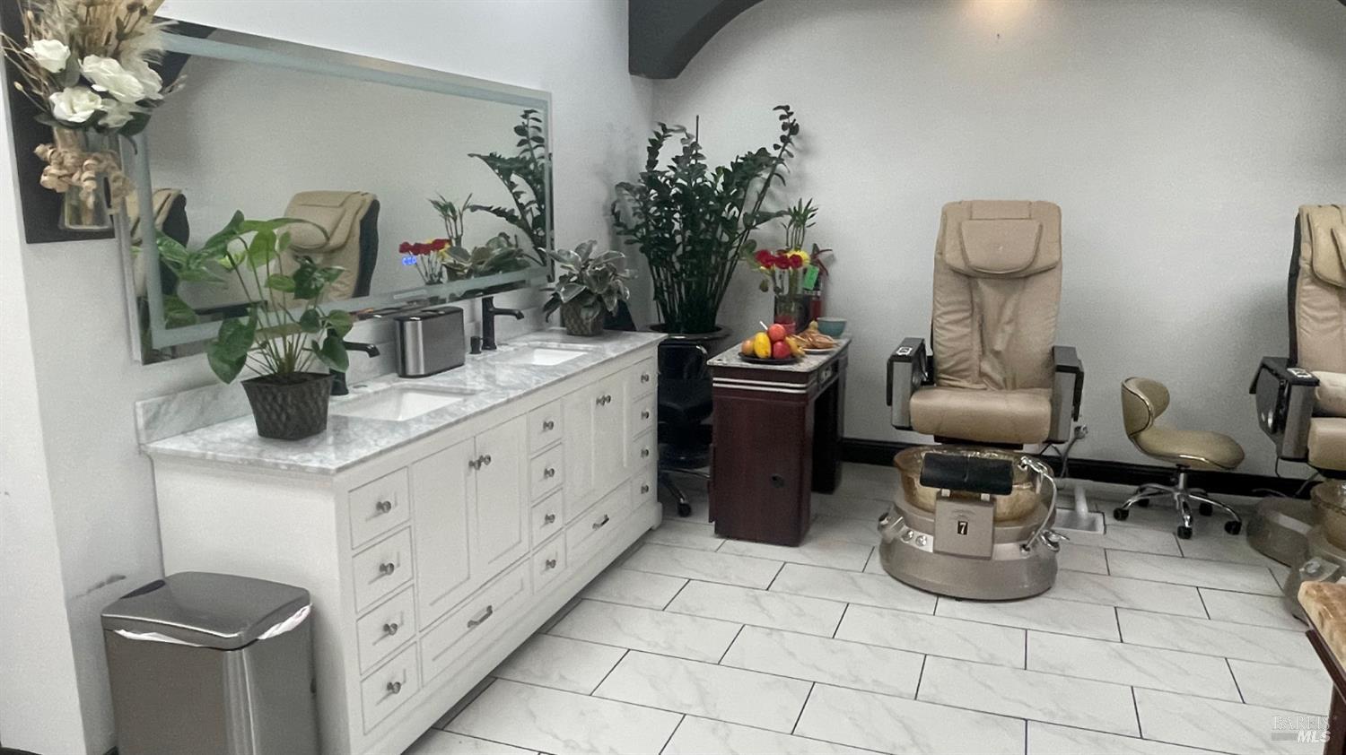 Detail Gallery Image 12 of 25 For 449 Center St, Healdsburg,  CA 95448 - – Beds | – Baths