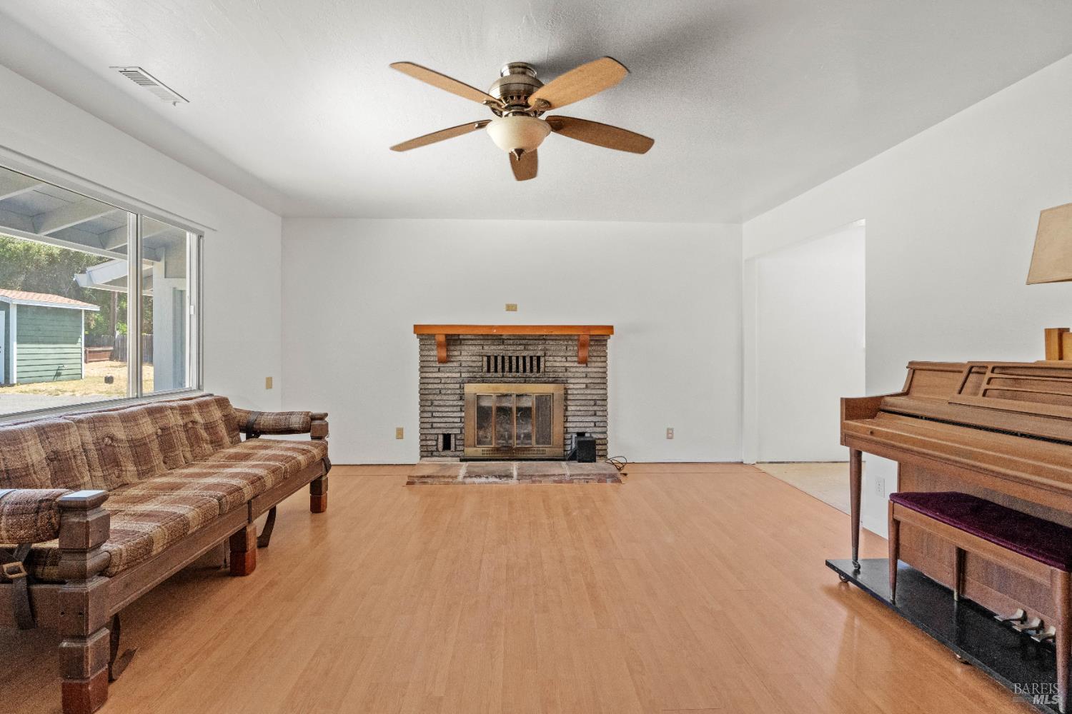 Detail Gallery Image 2 of 27 For 411 Milani Dr, Ukiah,  CA 95482 - 4 Beds | 2 Baths