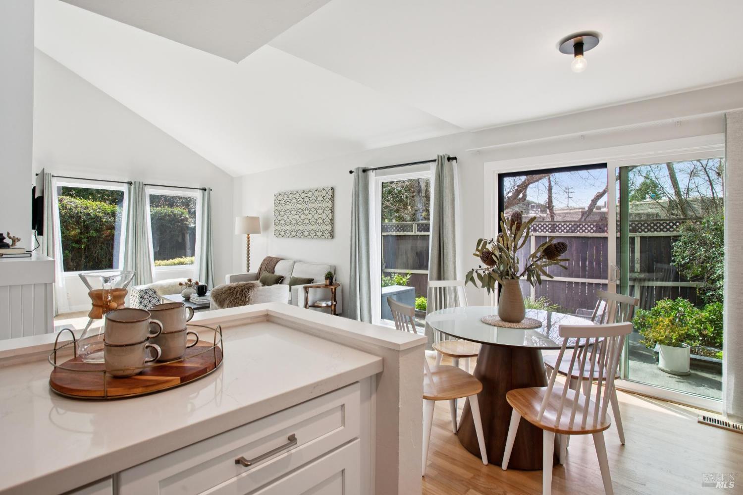 Detail Gallery Image 13 of 33 For 18 Dunlin Ct, San Rafael,  CA 94903 - 2 Beds | 1/1 Baths