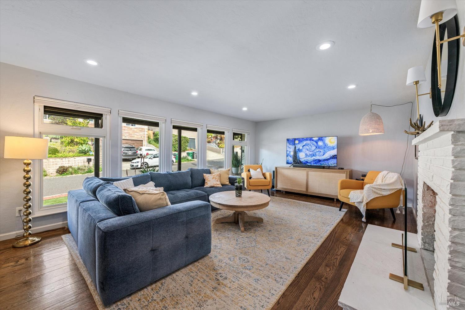 Detail Gallery Image 6 of 37 For 3990 Fairway Ave, Oakland,  CA 94605 - 2 Beds | 2 Baths