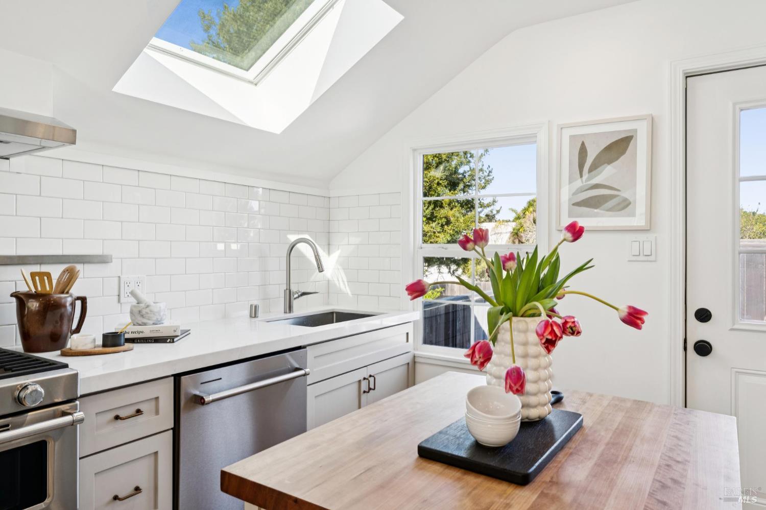 Detail Gallery Image 2 of 28 For 597 Ethel Ave, Mill Valley,  CA 94941 - 3 Beds | 2 Baths