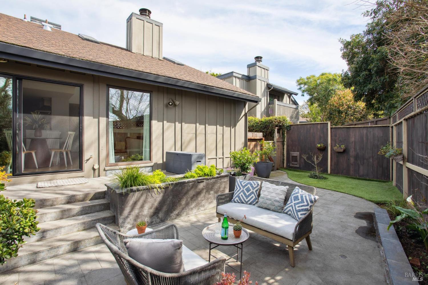 Detail Gallery Image 5 of 33 For 18 Dunlin Ct, San Rafael,  CA 94903 - 2 Beds | 1/1 Baths