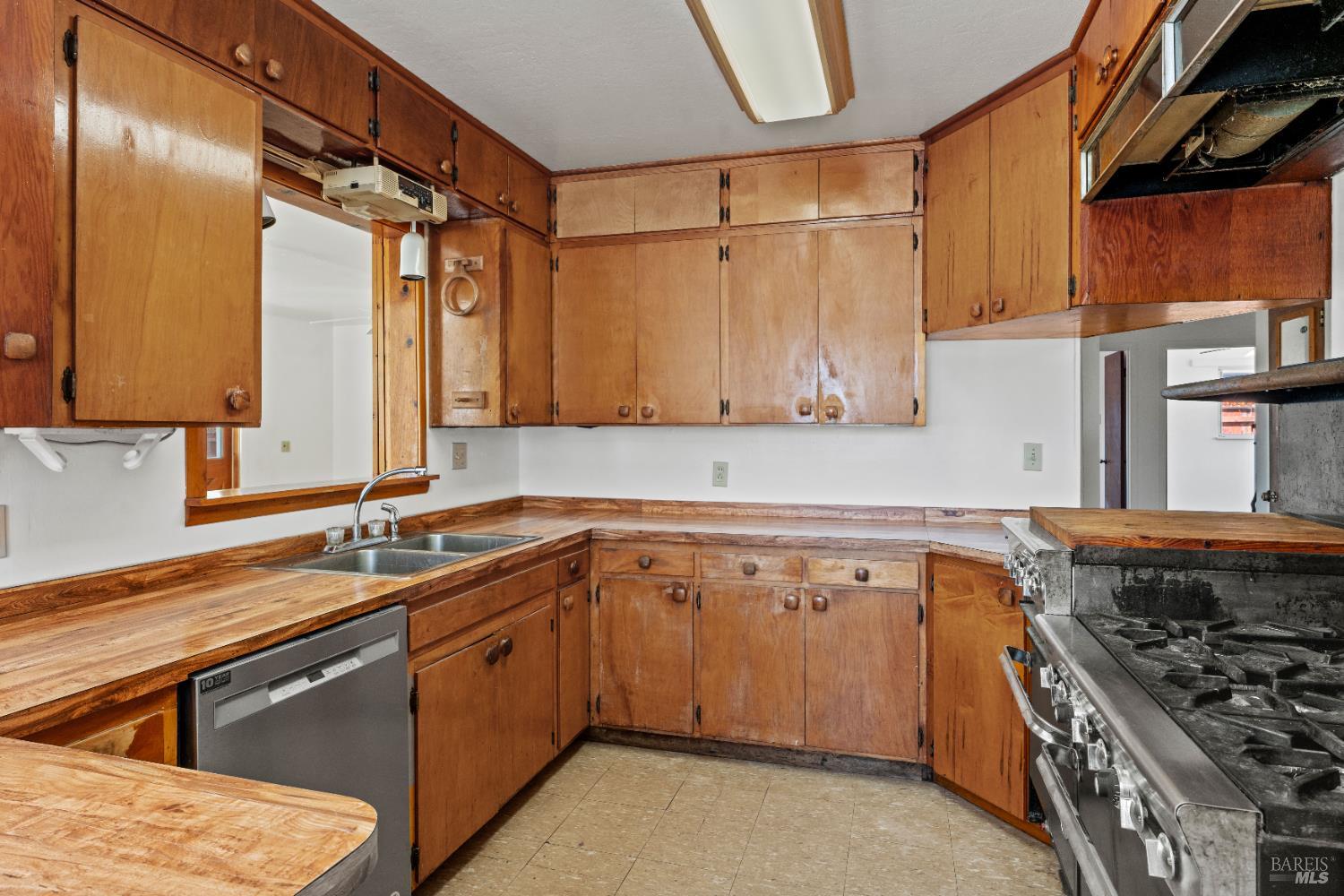 Detail Gallery Image 6 of 27 For 411 Milani Dr, Ukiah,  CA 95482 - 4 Beds | 2 Baths