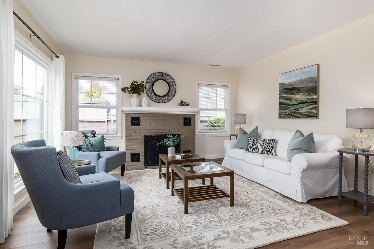 Detail Gallery Image 5 of 36 For 1012 2nd St, Novato,  CA 94945 - 3 Beds | 2/1 Baths