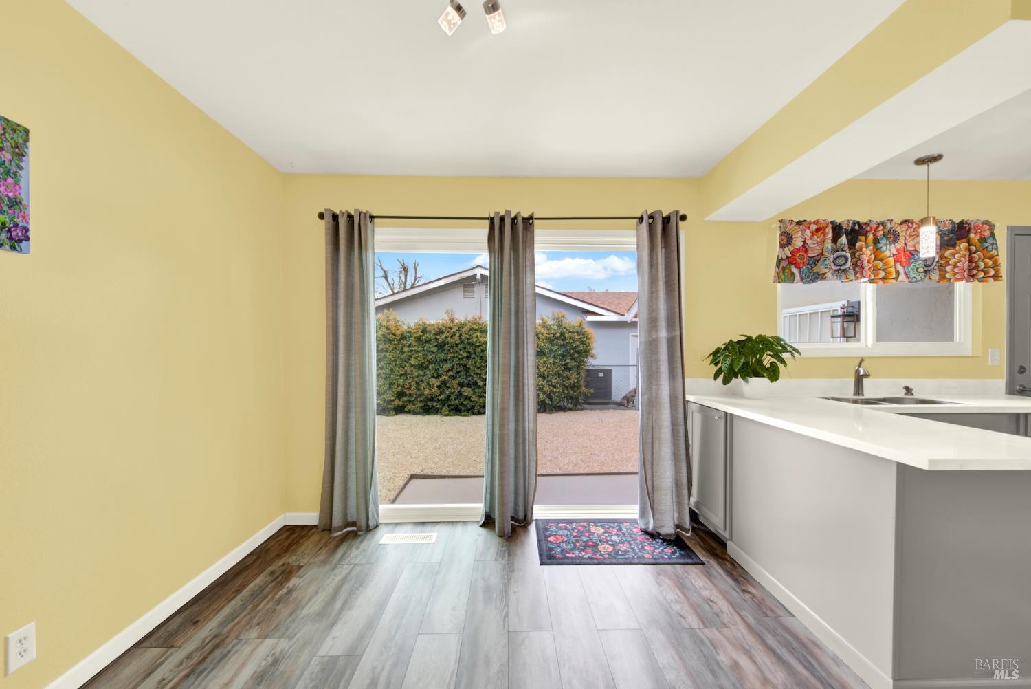 Detail Gallery Image 11 of 41 For 129 Carlsbad Cir, Vacaville,  CA 95687 - 2 Beds | 1 Baths