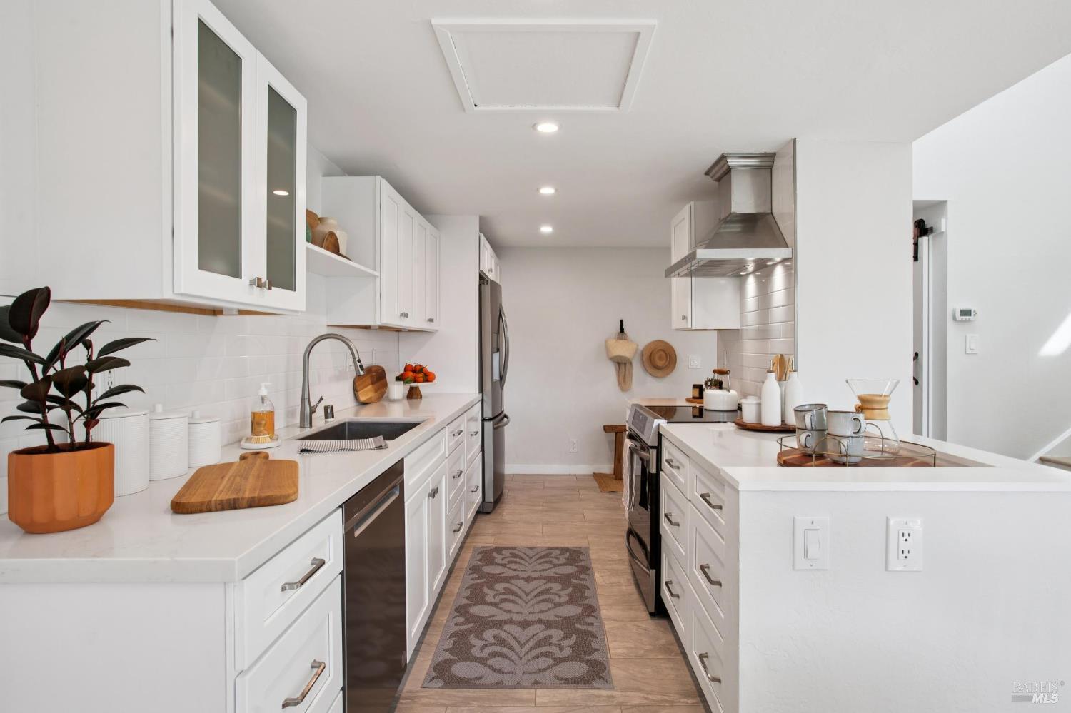 Detail Gallery Image 9 of 33 For 18 Dunlin Ct, San Rafael,  CA 94903 - 2 Beds | 1/1 Baths