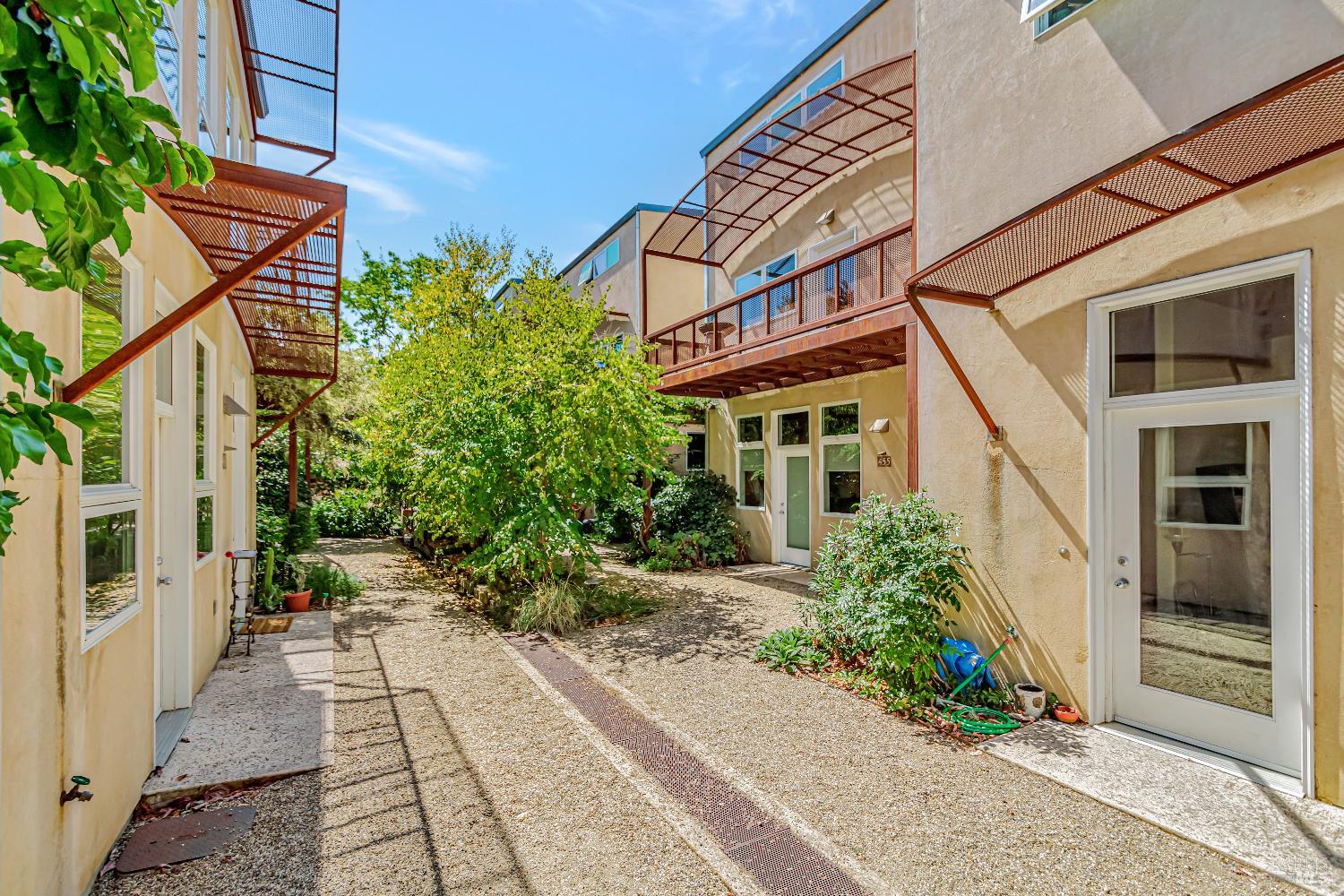 Detail Gallery Image 2 of 47 For 455 Florence Ave, Sebastopol,  CA 95472 - 1 Beds | 2/1 Baths