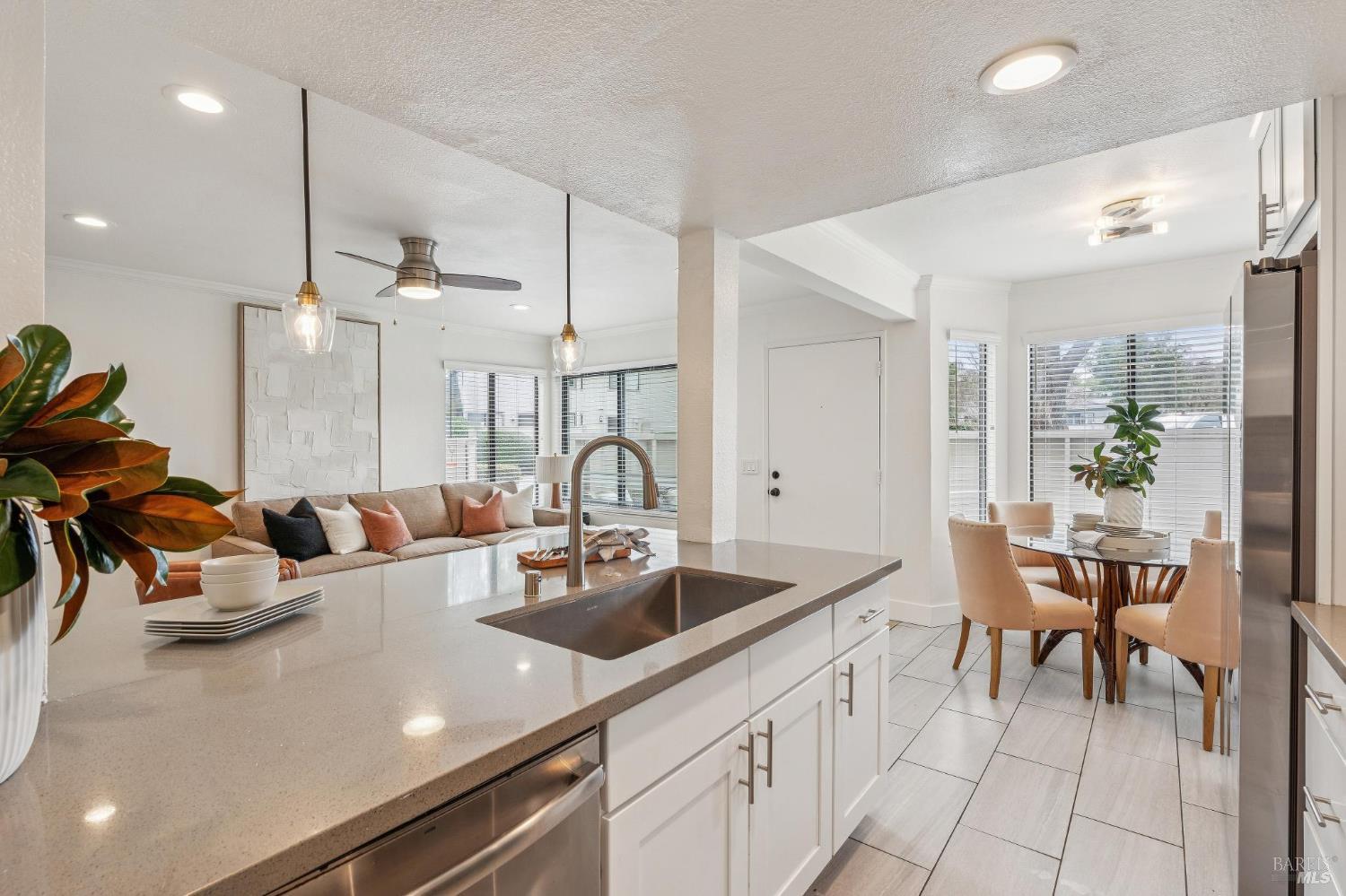 Detail Gallery Image 14 of 26 For 95 Dockside Cir, San Rafael,  CA 94903 - 2 Beds | 1 Baths