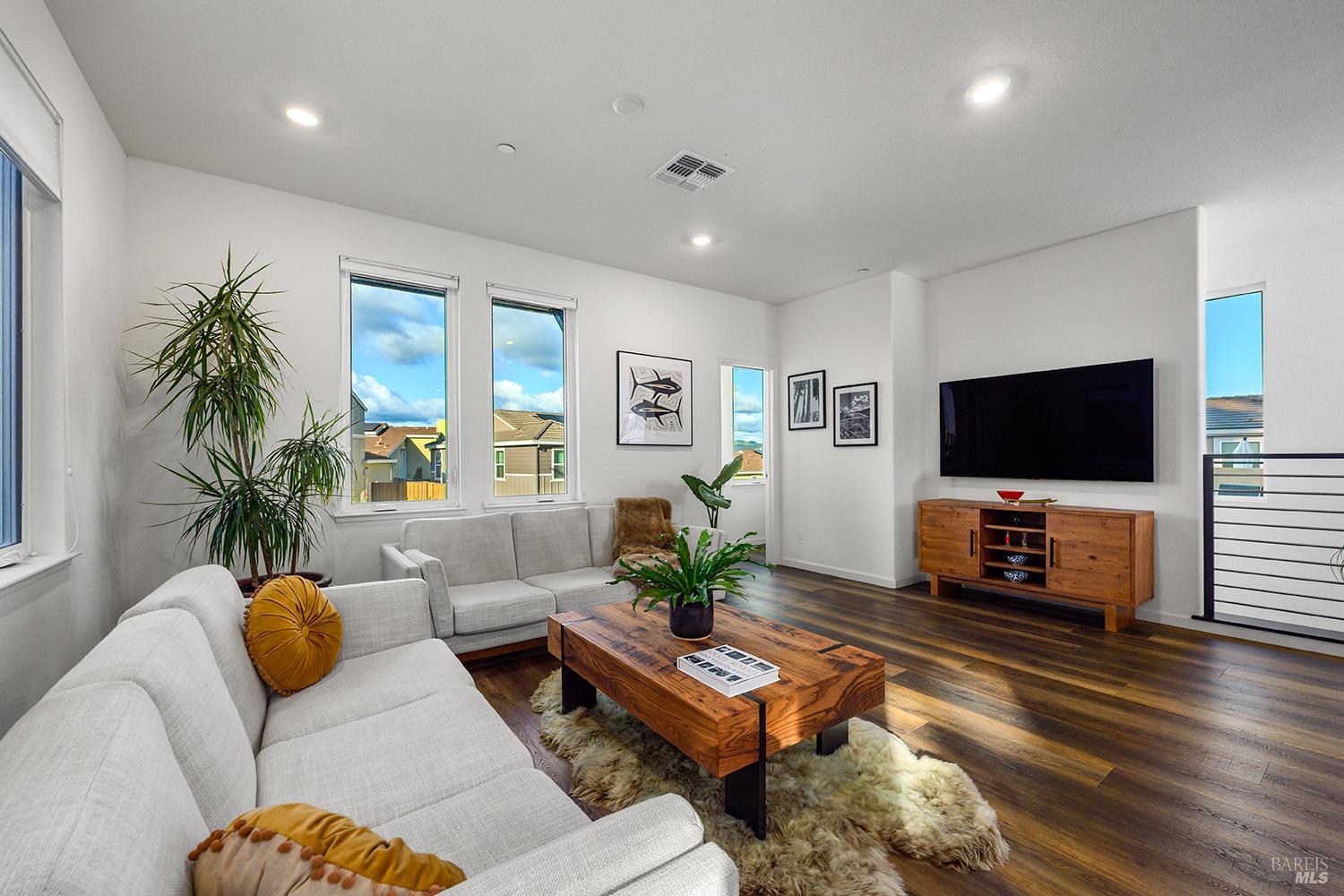 Detail Gallery Image 24 of 39 For 540 Sapphire St, Petaluma,  CA 94952 - 3 Beds | 2/1 Baths