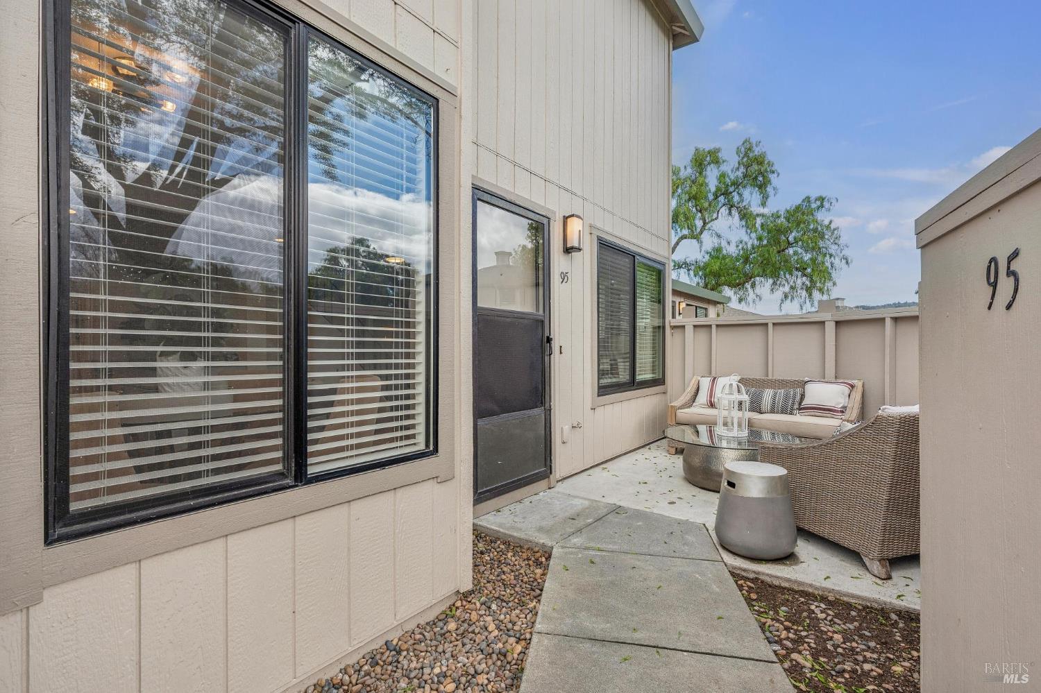 Detail Gallery Image 5 of 26 For 95 Dockside Cir, San Rafael,  CA 94903 - 2 Beds | 1 Baths