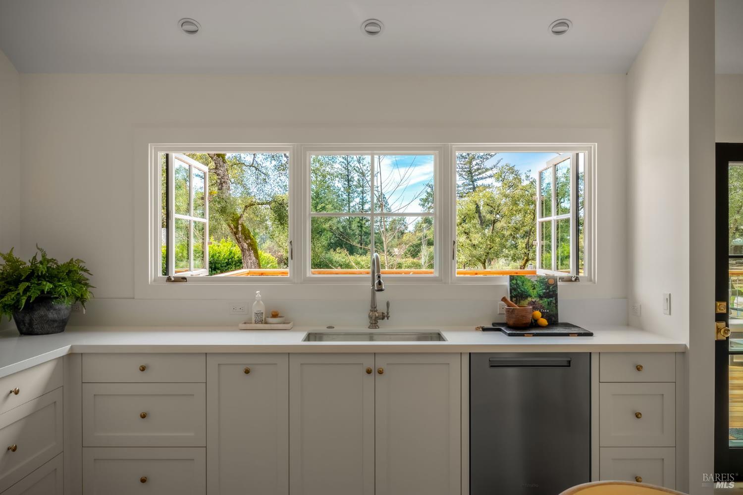 Detail Gallery Image 23 of 61 For 340 White Cottage Rd, Angwin,  CA 94508 - 2 Beds | 2 Baths