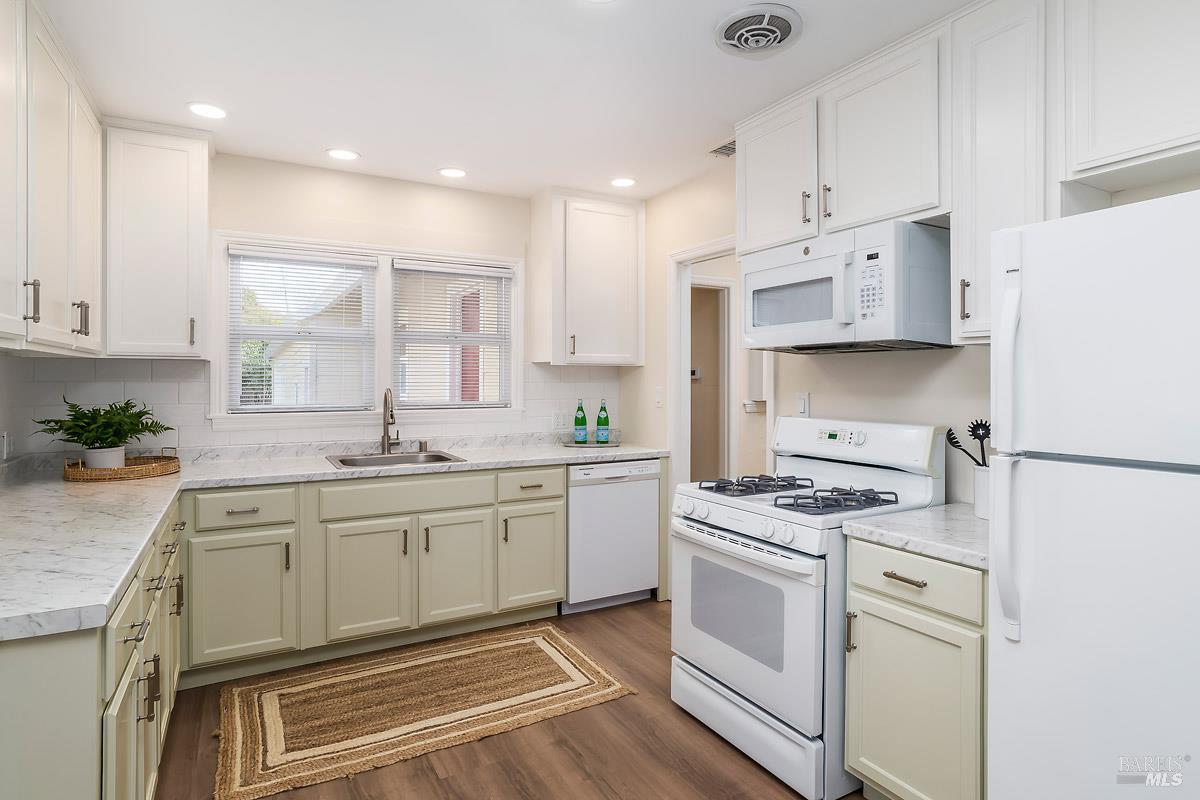Detail Gallery Image 9 of 36 For 1012 2nd St, Novato,  CA 94945 - 3 Beds | 2/1 Baths