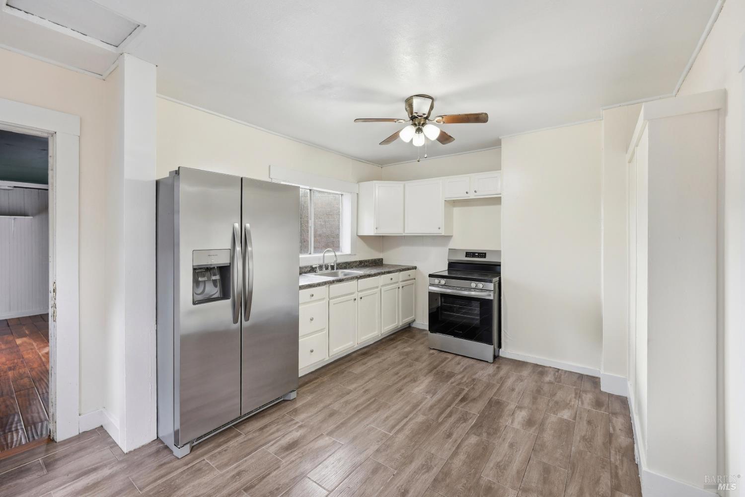 Detail Gallery Image 8 of 33 For 220 Carrillo St, Santa Rosa,  CA 95401 - 2 Beds | 1 Baths