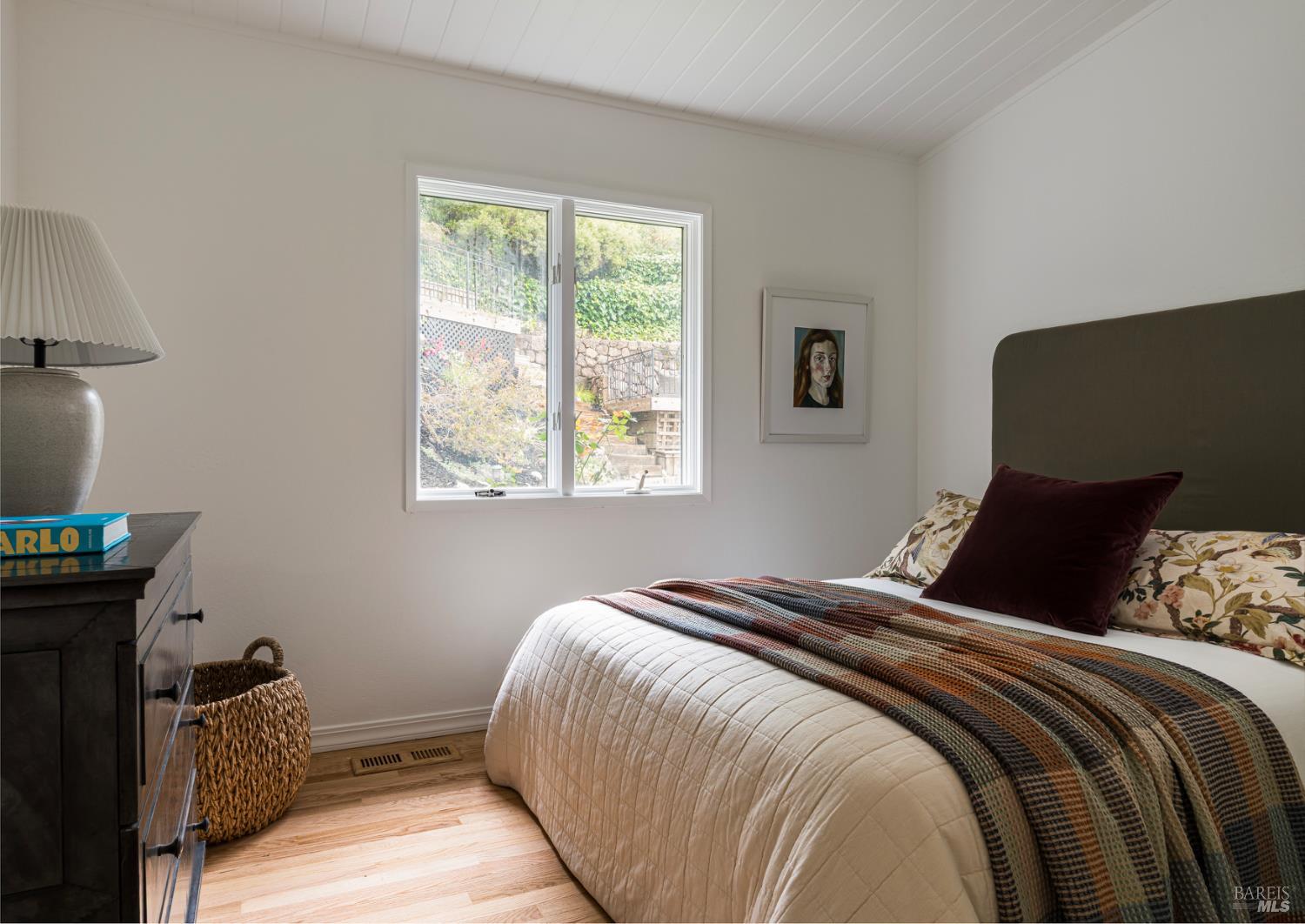 Detail Gallery Image 13 of 22 For 641 Hilary Dr, Tiburon,  CA 94920 - 4 Beds | 2/1 Baths