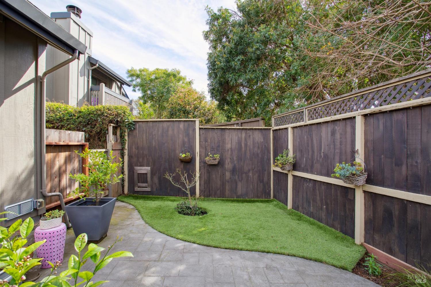 Detail Gallery Image 6 of 33 For 18 Dunlin Ct, San Rafael,  CA 94903 - 2 Beds | 1/1 Baths