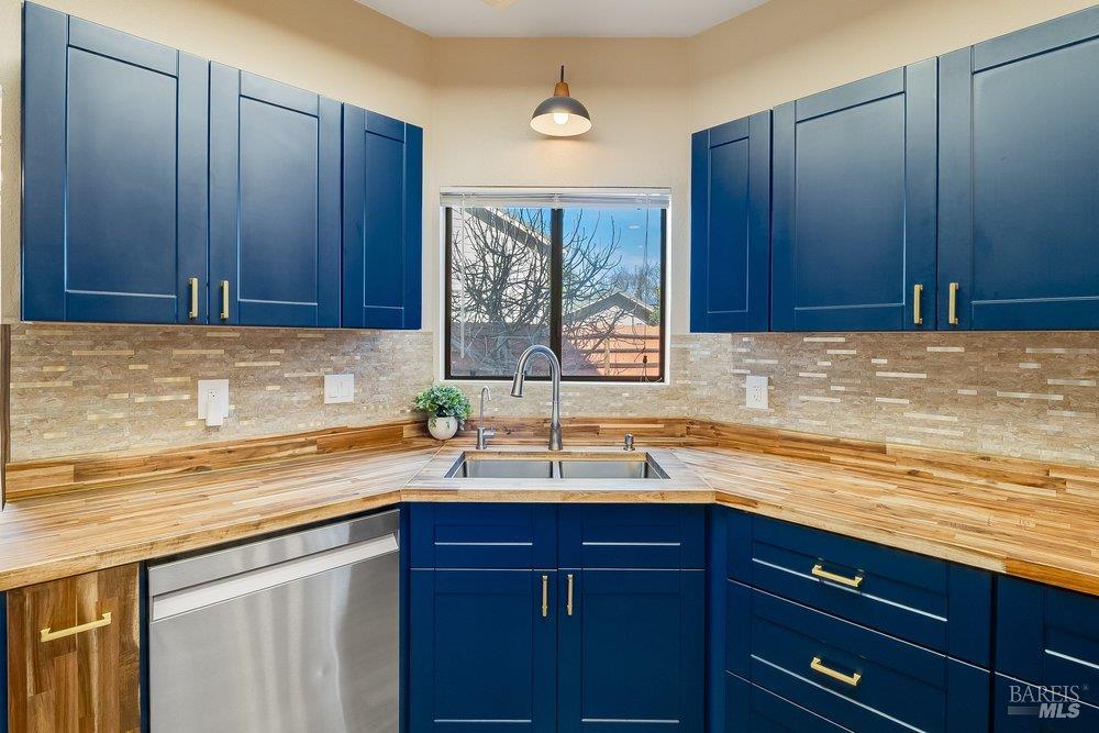 Detail Gallery Image 24 of 88 For 821 Saddle Horn Trl, Vacaville,  CA 95687 - 3 Beds | 3 Baths