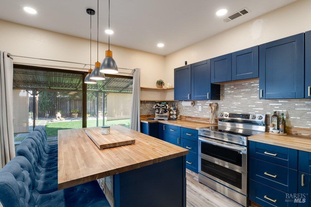 Detail Gallery Image 35 of 88 For 821 Saddle Horn Trl, Vacaville,  CA 95687 - 3 Beds | 3 Baths