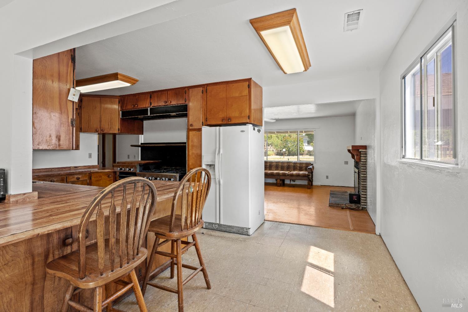 Detail Gallery Image 5 of 27 For 411 Milani Dr, Ukiah,  CA 95482 - 4 Beds | 2 Baths